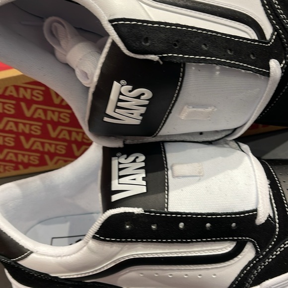 Vans WMNS Hylane
Black/White
VN000D26Y28
Sneakers - Picture 14 of 16